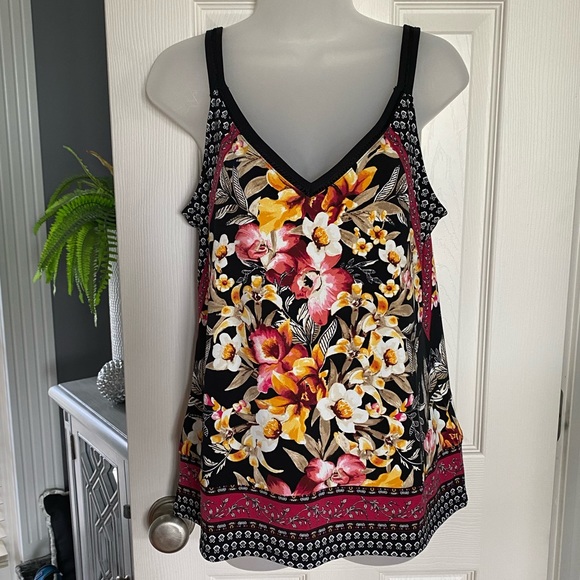 White House Black Market Tops - WHBM pretty floral v-neck tank! Size M.